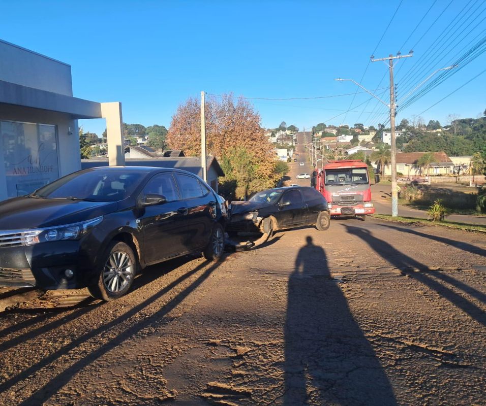 Motorista fica ferida após colisão contra carro estacionado no Oeste