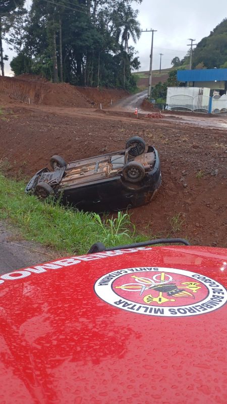 Motorista é socorrida após capotamento na BR-158, no Oeste
