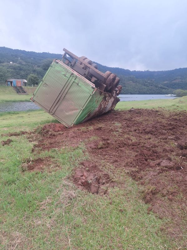 VÍDEO: falha nos freios provoca saída de pista e capotamento de caminhão em Chapecó