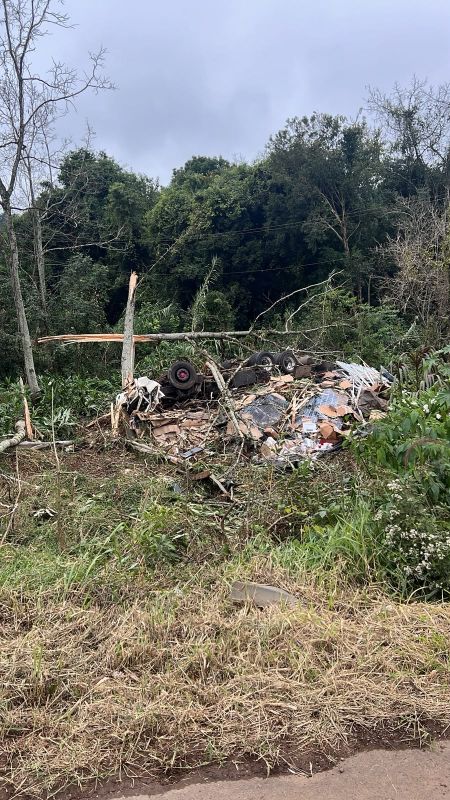 Caminhoneiro morre após saída de pista e tombamento no Contorno Viário de Seara