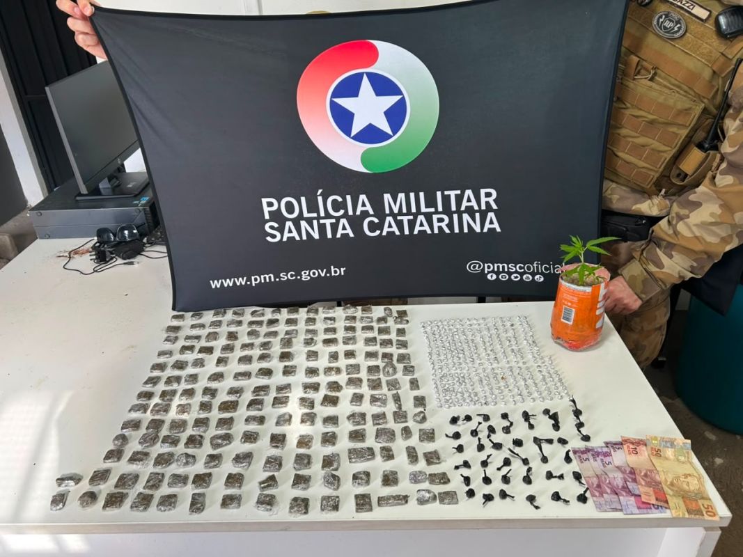 Adolescente que utilizava casa abandonada para esconder entorpecentes é apreendido por tráfico de drogas em Chapecó