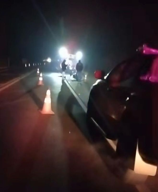 O motociclista foi atropelado por uma carreta com placas de Guaraciaba (Foto: Novais/PRF)
