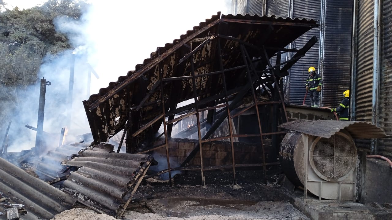 Incêndio atinge estrutura anexa a silos no Meio-Oeste e mobiliza bombeiros, Defesa Civil e Polícia Militar