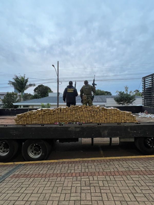 Polícia Federal apreende caminhão com 5,5 toneladas de maconha na fronteira