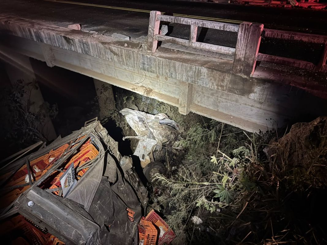 Motorista sofre fraturas nas duas pernas após saída de pista na SC-283, no Oeste