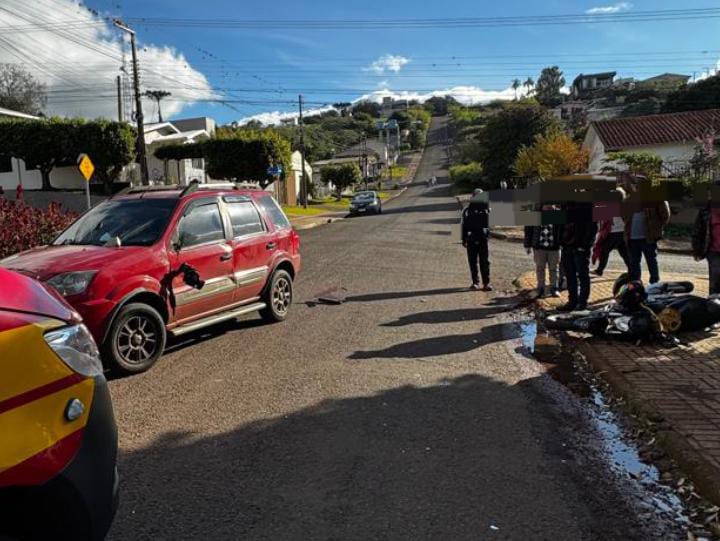 Motociclista fica ferido após colisão com carro no Bairro Vila Sésamo, em Xanxerê