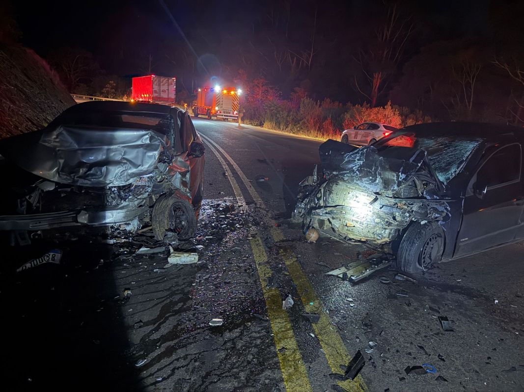 Colisão entre dois carros deixa quatro feridos em Vargem Bonita