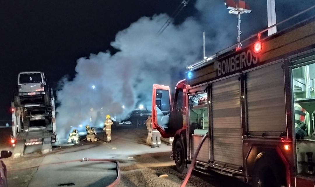 Incêndio atinge carreta cegonha na BR-282 em Xanxerê