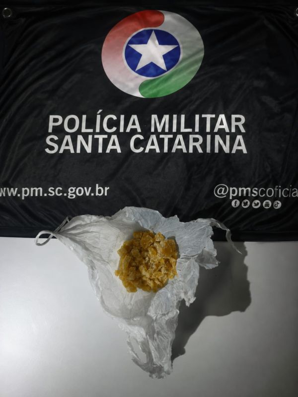 Jovem é preso por tráfico de drogas com cerca de 50 pedras de crack em Xanxerê