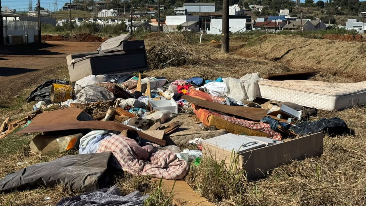 Descarte irregular de móveis preocupa moradores no Bairro Nossa Senhora de Lourdes