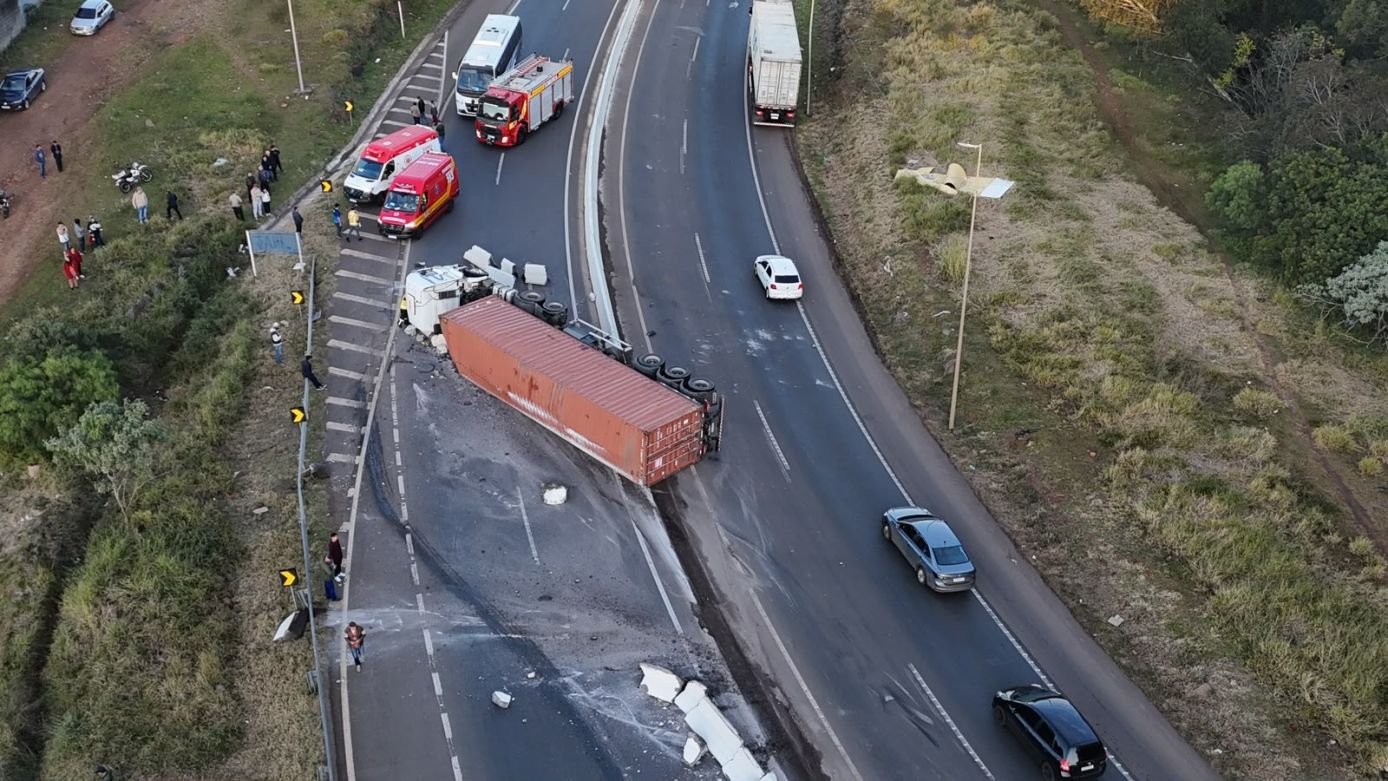 VÍDEO: carreta tomba na BR-282, próximo ao viaduto, em Xanxerê