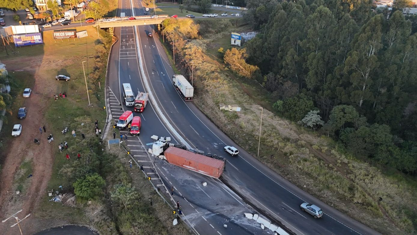 VÍDEO: imagens aéreas mostram dimensão de tombamento de carreta na BR-282 em Xanxerê