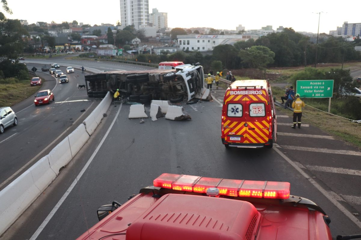 Condutor de carreta que tombou na curva do viaduto, em Xanxerê, sofreu escoriações