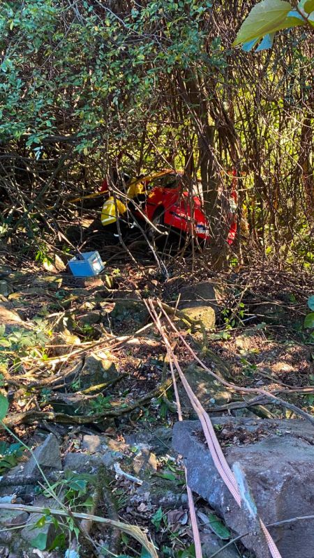 Vítima apresentava suspeita de múltiplas fraturas (Foto: Corpo de Bombeiros)