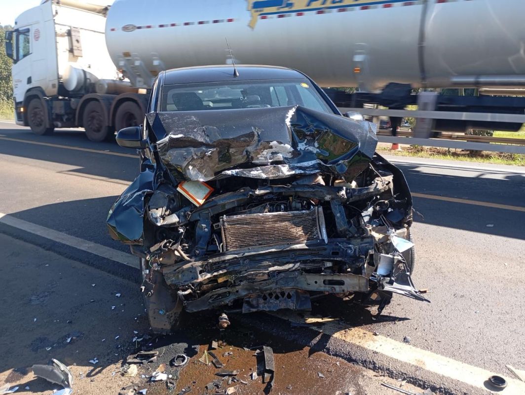 Motorista ficou preso no veículo (Foto: Corpo de Bombeiros)