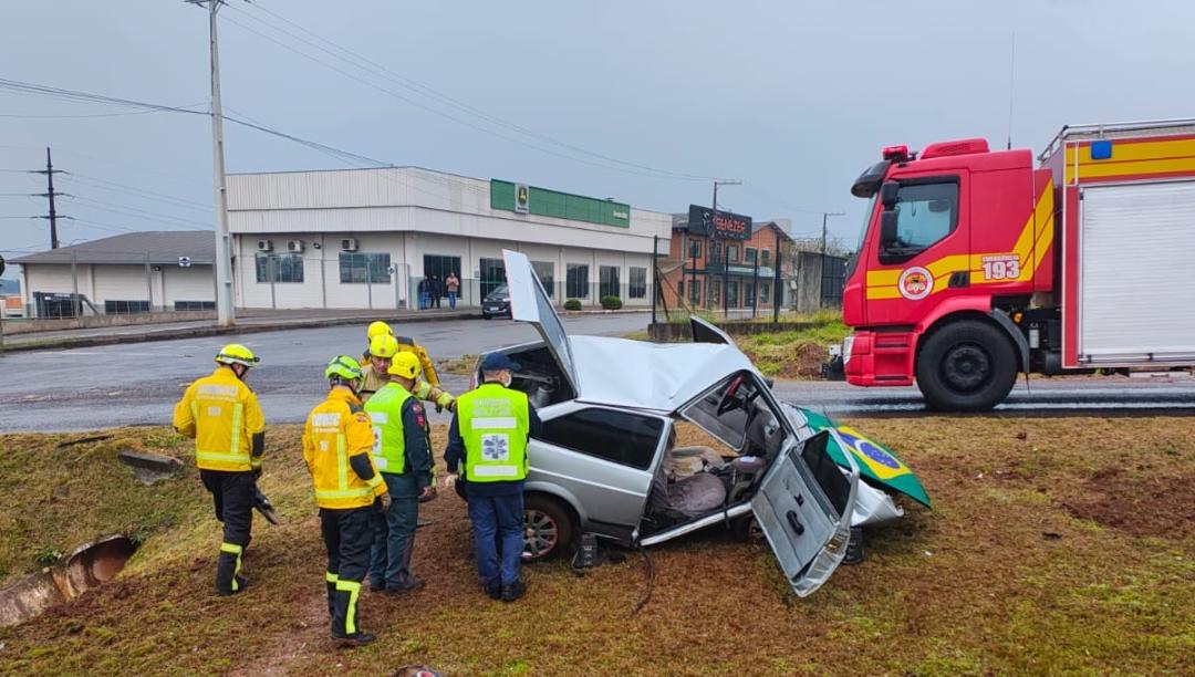 Motorista fica gravemente ferido após sair da pista e colidir contra barranco na BR-282, em Xanxerê