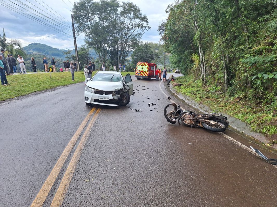 Adolescente morre em grave acidente entre carro e motocicleta na SC-154, no Oeste