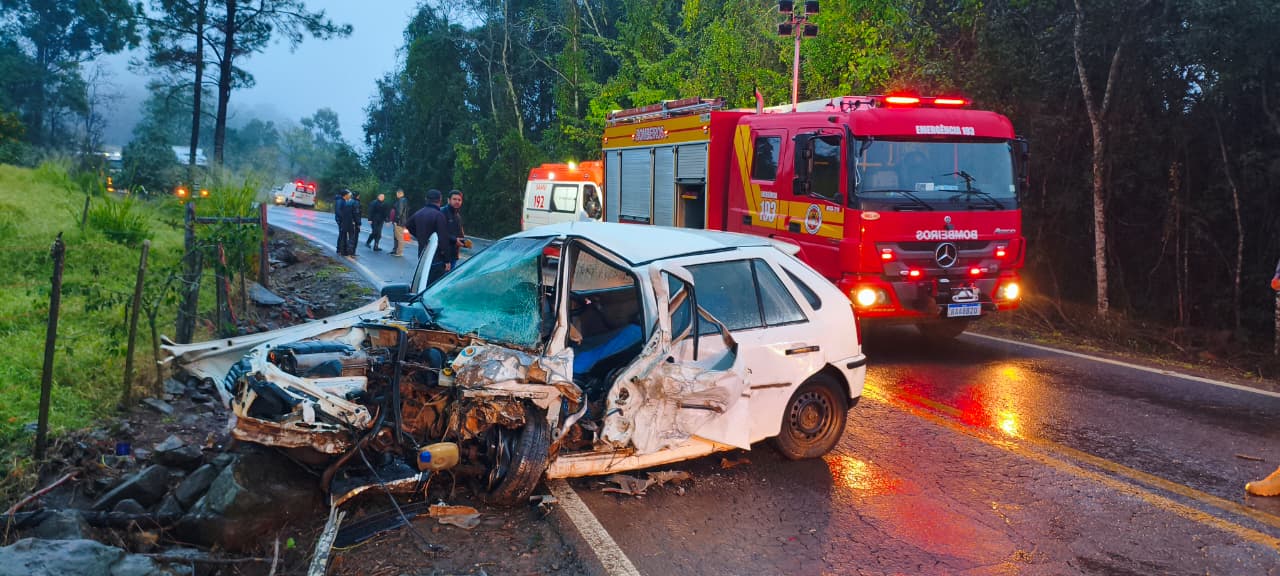 Colisão frontal entre dois carros deixa feridos na SC-161, no Oeste