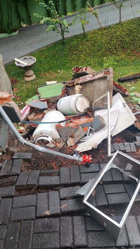 Gás se acumulou em terreno vizinho (Foto: Corpo de Bombeiros)