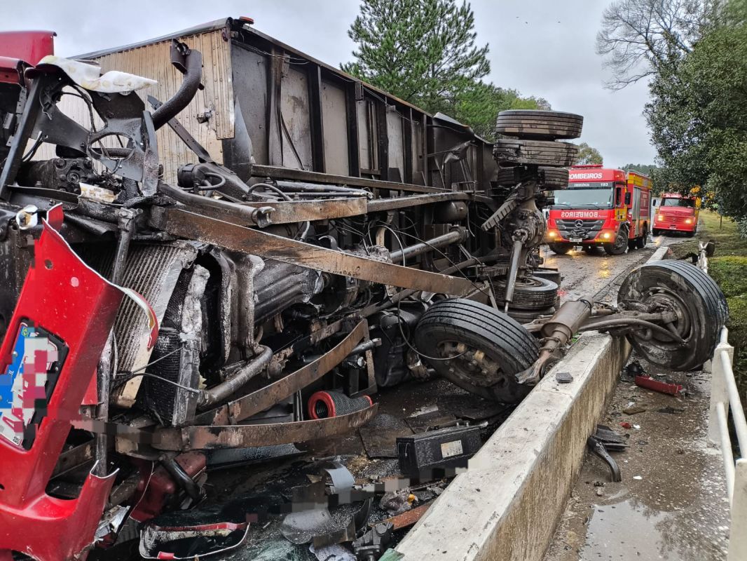 Motorista fica ferido após caminhão capotar na BR-153, em Irani