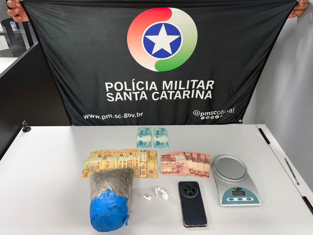 Homem é preso por tráfico de drogas após ser flagrado embalando cocaína em Xaxim
