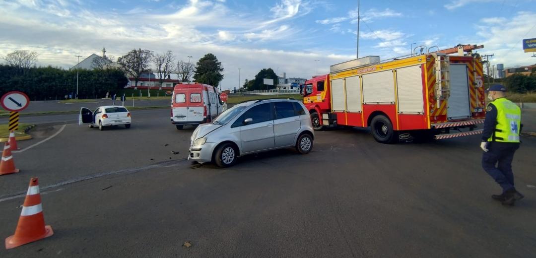 Colisão entre dois carros deixa motorista ferida na marginal da BR-282, em Xanxerê