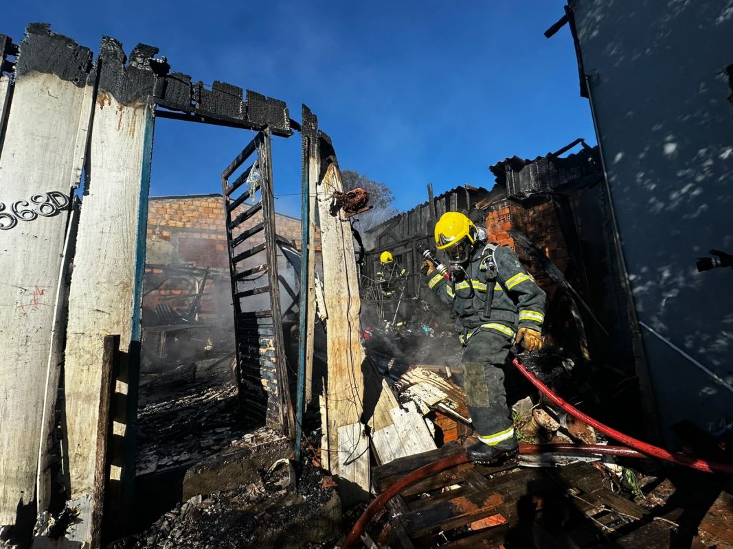 Vela acesa teria provocado incêndio que destruiu casa onde moravam três famílias em Chapecó