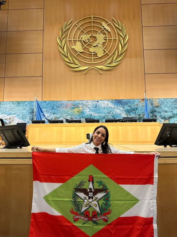 Delegada Michele Alves representando o Brasil (Foto: Divulgação)