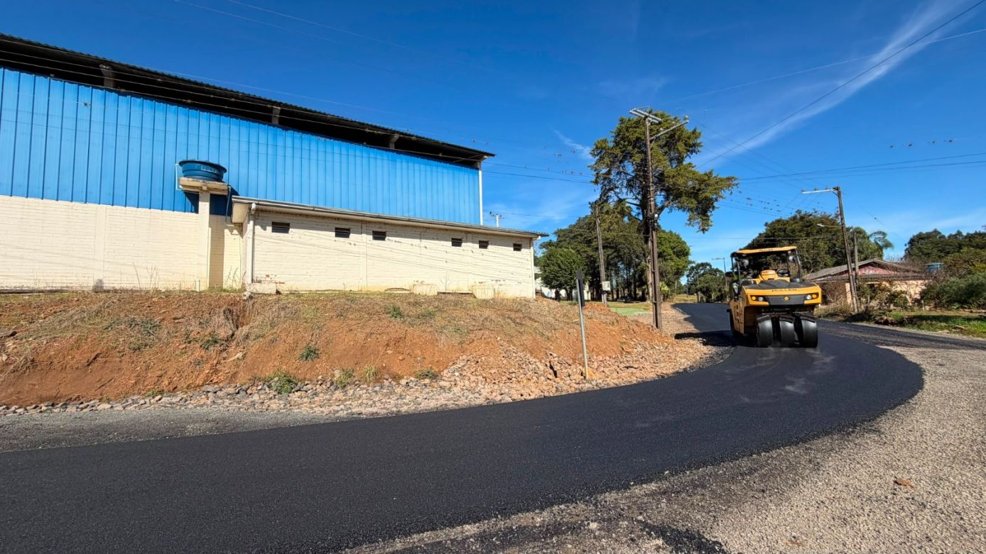 Prefeitura de Xanxerê inicia pavimentação asfáltica do trecho restante da Linha Cambuinzal até a rodovia