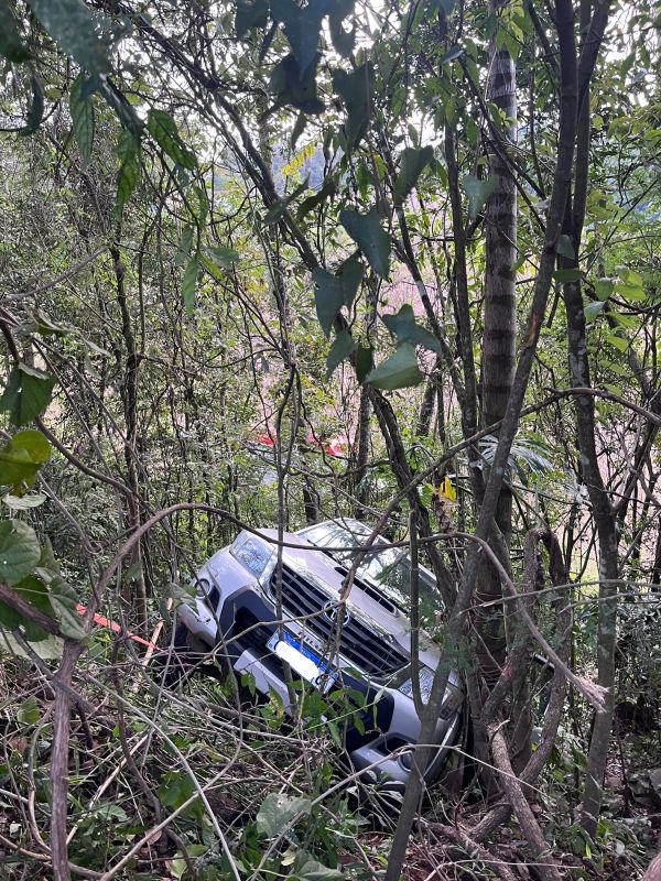 Idoso sofreu desmaio após sair do veículo (Foto: Corpo de Bombeiros)