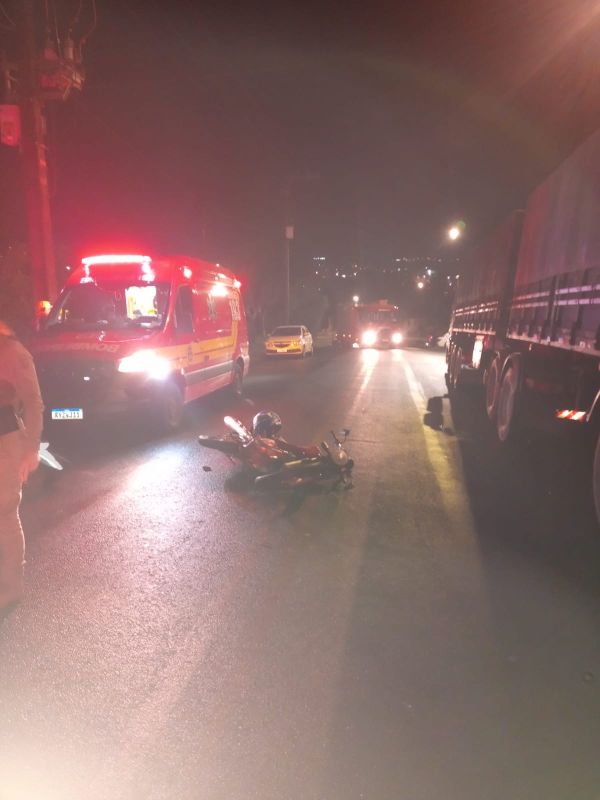 Motociclista fica ferido após bater em carreta estacionada em Xanxerê