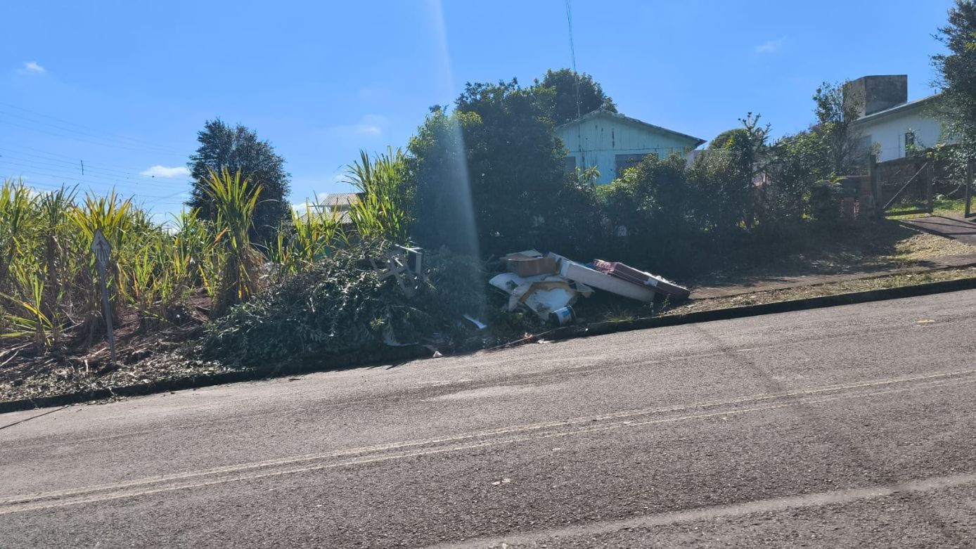 Descarte irregular de lixo preocupa moradores no Bairro João Winckler, em Xanxerê