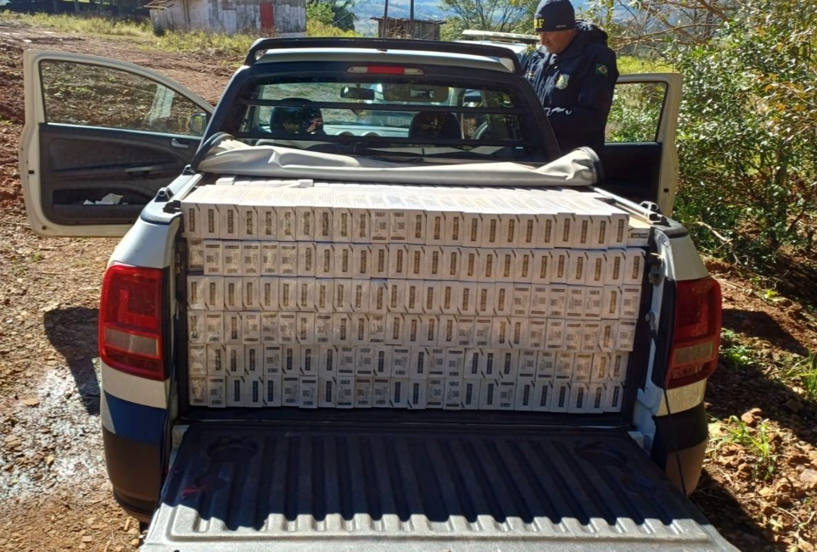 PRF apreende 15 mil maços de cigarros contrabandeados após perseguição na BR-163, no Extremo-Oeste de SC