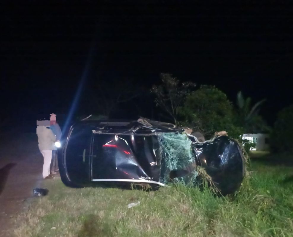 Motorista é arremessado para fora de carro após saída de pista e colisão contra árvore no Extremo-Oeste