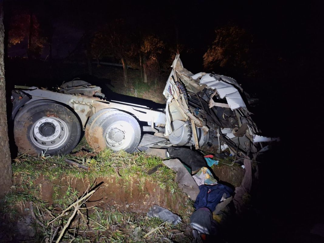 Motorista morre após caminhão sair da pista, tombar e capotar na SC-355 