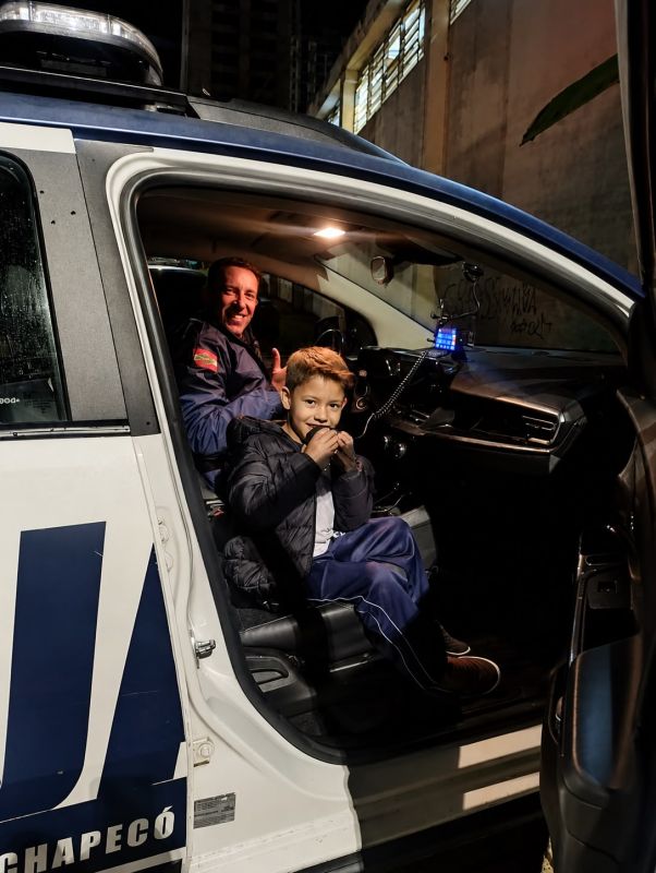 Menino fã da Guarda Municipal encanta agentes durante visita em Chapecó