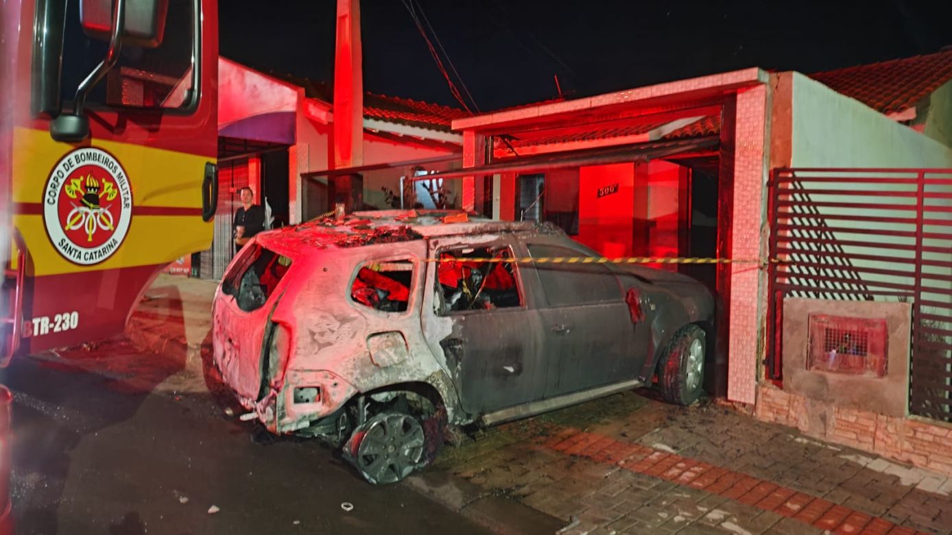 Bombeiros utilizaram espuma após vazamento de combustível (Foto: Corpo de Bombeiros)