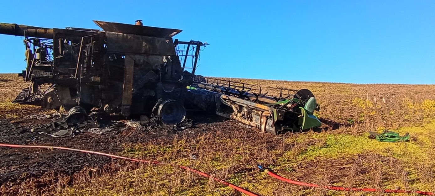 Colheitadeira é destruída por incêndio no interior de município do Oeste