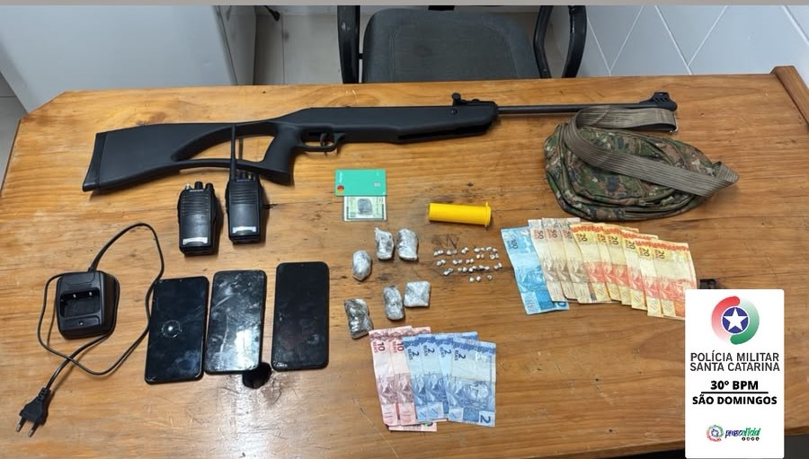 PM apreende drogas, dinheiro e rádios comunicadores em ponto de tráfico em São Domingos