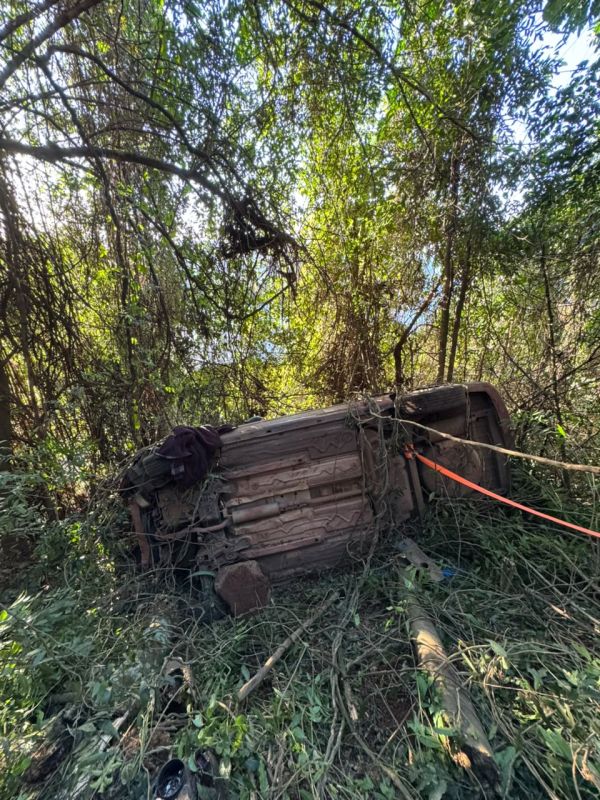 Veículo sai da pista e capota em ribanceira na SC-283, no Oeste