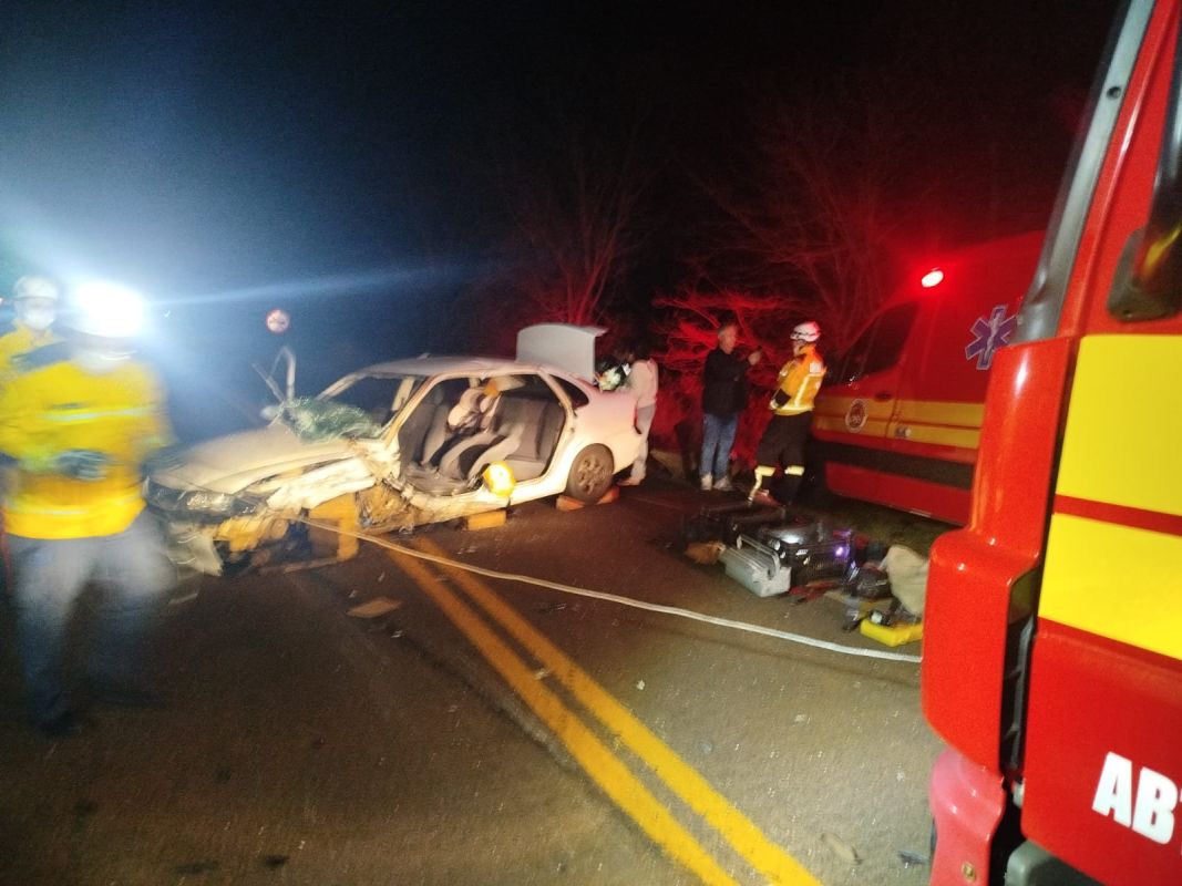 Colisão frontal entre dois carros deixa motorista preso às ferragens na SC-480, no Oeste