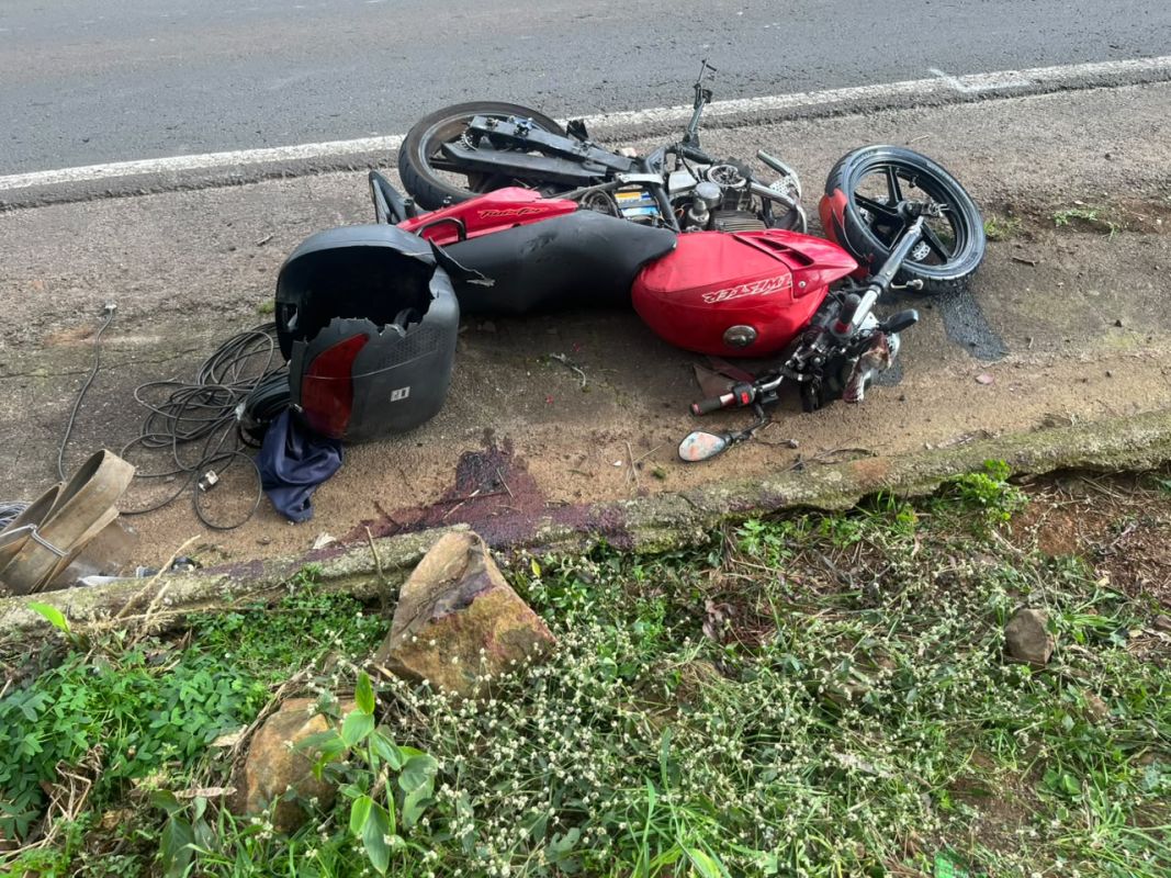 Motociclista morre após tentar ultrapassagem em curva e colidir com caminhão na SC-157