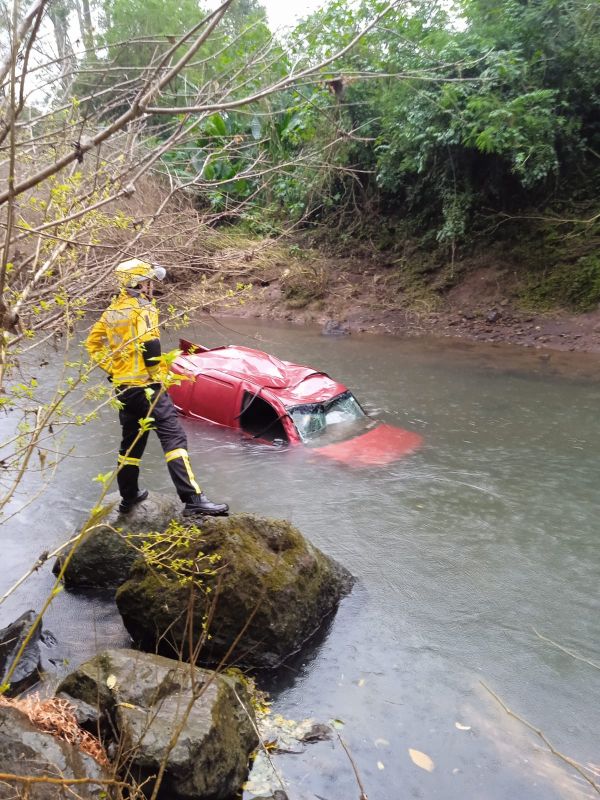 Mulher morre após veículo sair da pista e cair de ponte na SC-283, em São Carlos