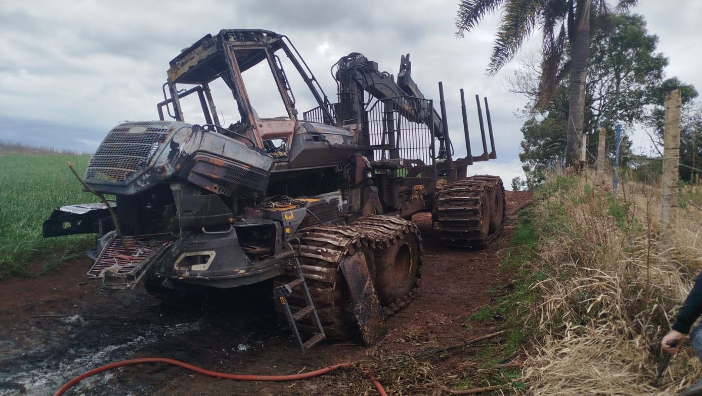 Máquina utilizada no transporte florestal é destruída por incêndio no interior de Abelardo Luz