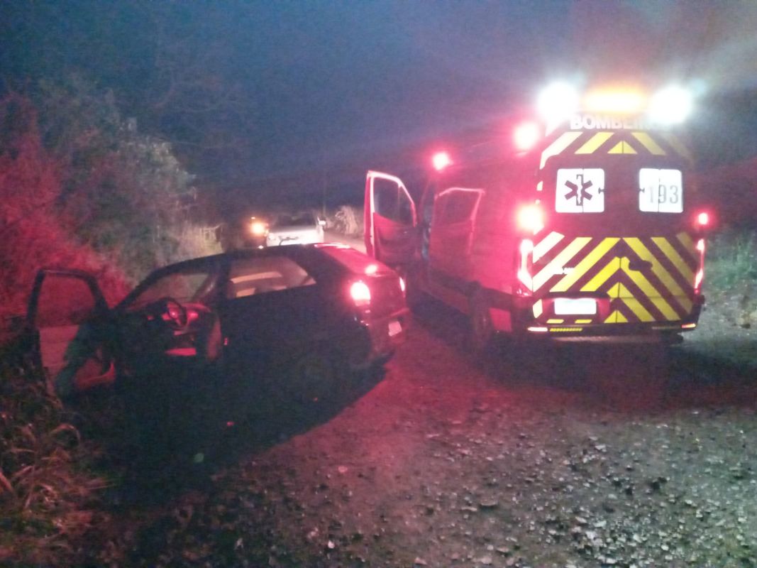 Idoso fica ferido após carro sair da pista e colidir contra barranco no interior de município do Meio-Oeste