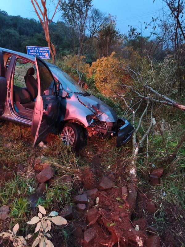 Carro sai da pista, capota e deixa casal de idosos ferido na SC-160