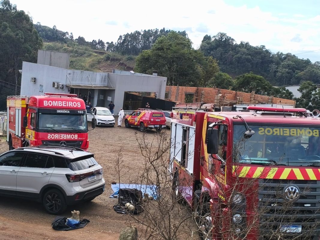 Vazamento de ácido clorídrico mobiliza bombeiros de SC e PR em indústria na divisa entre os estados