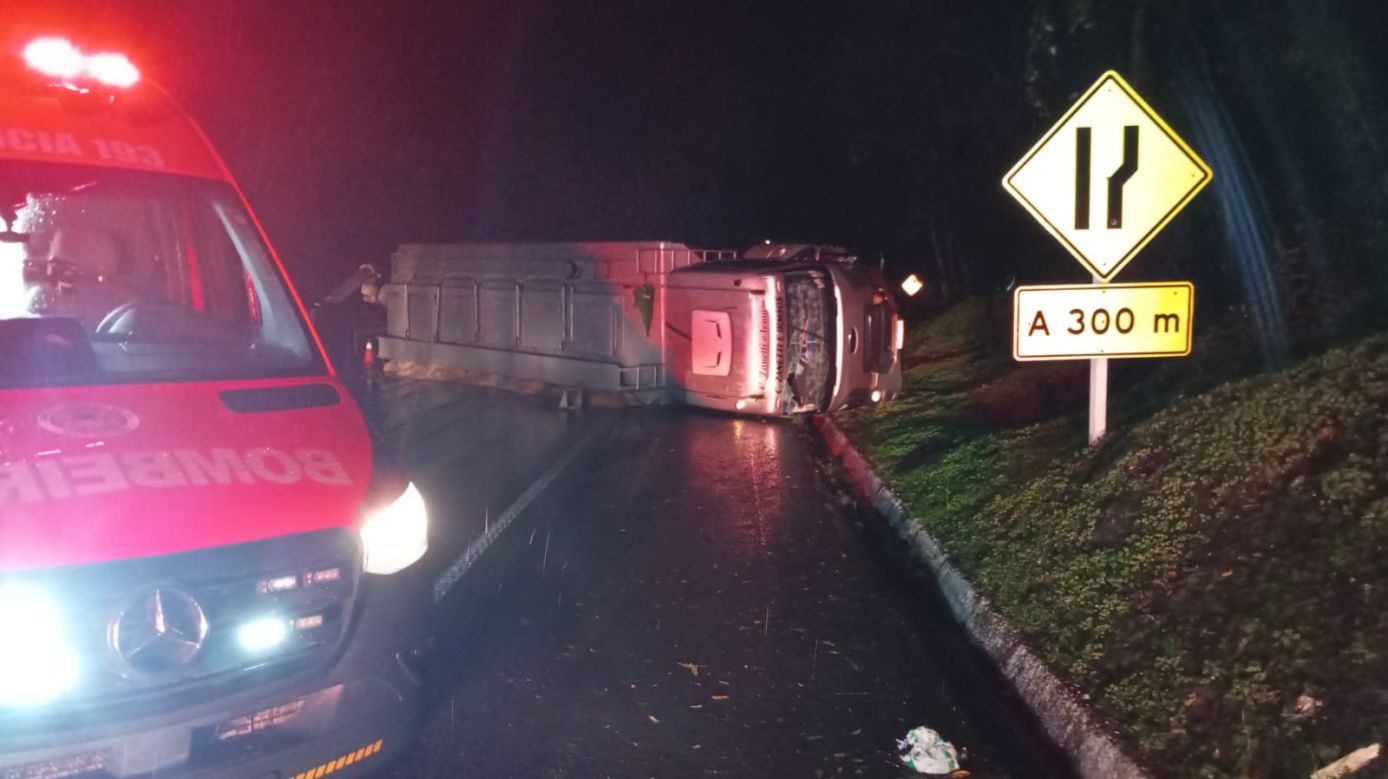 Caminhão carregado com ração tomba e bloqueia parcialmente a BR-282 no Oeste