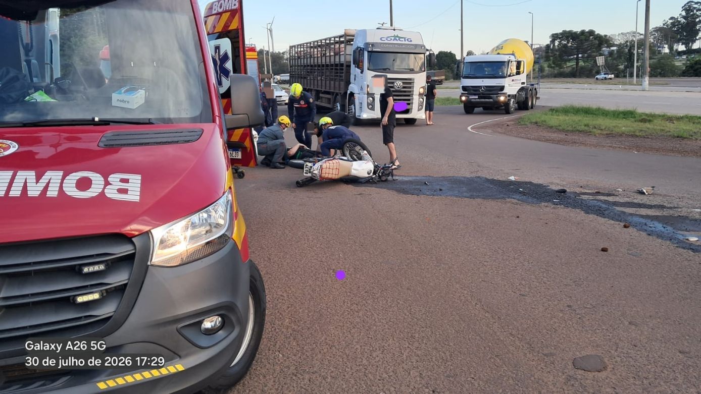 Motociclista fica gravemente ferido após colisão com máquina agrícola na BR-163