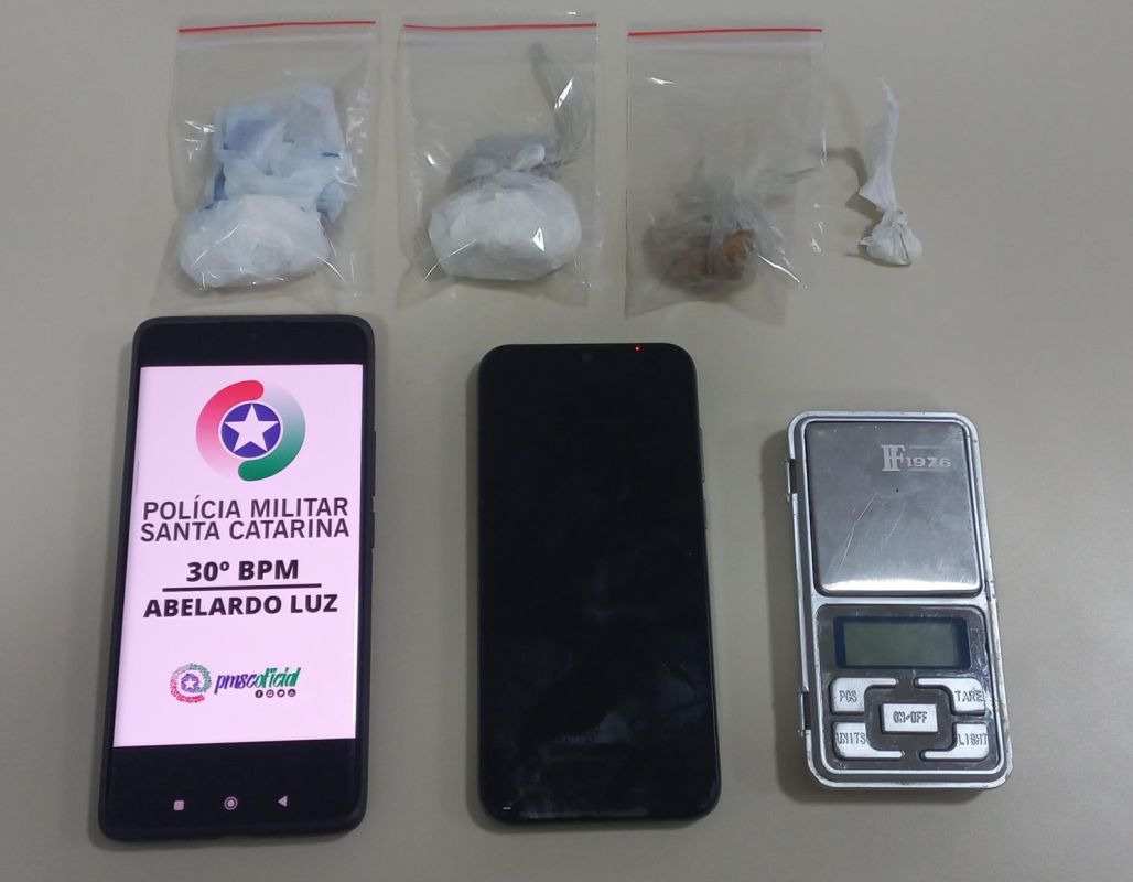 Homem passa mal após usar cocaína em posto e caso leva PM a prender três suspeitos por tráfico em Abelardo Luz